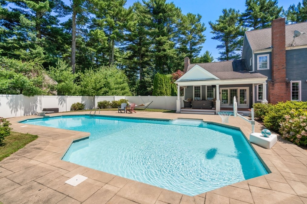 1270 Franklin St, Duxbury, MA 02332-3416