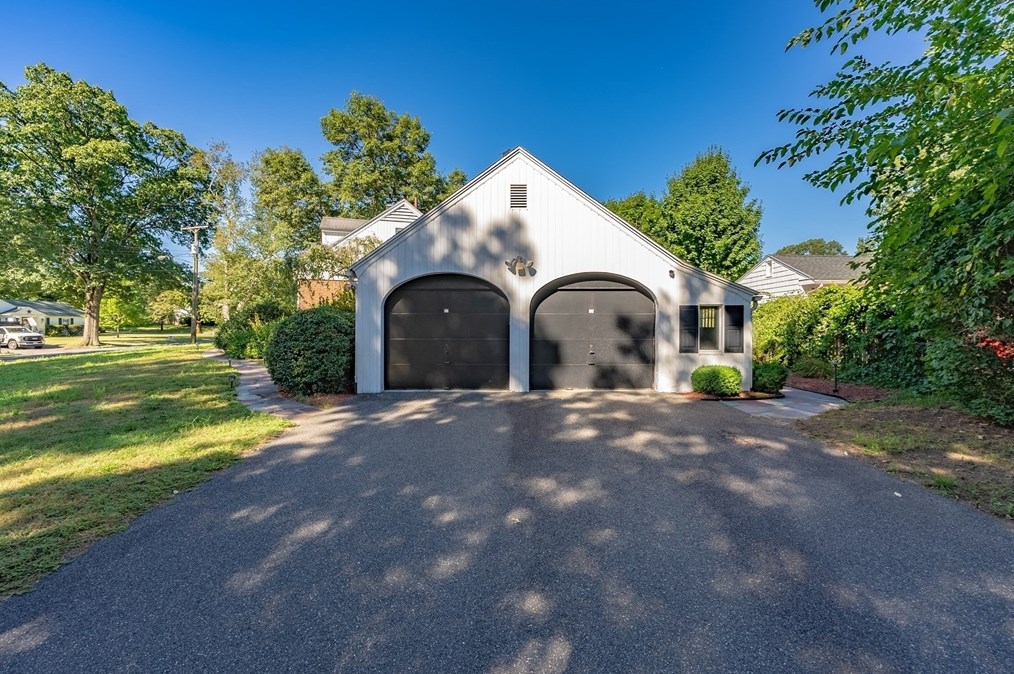 156 Branch Pkwy, Springfield, MA 01118 exterior