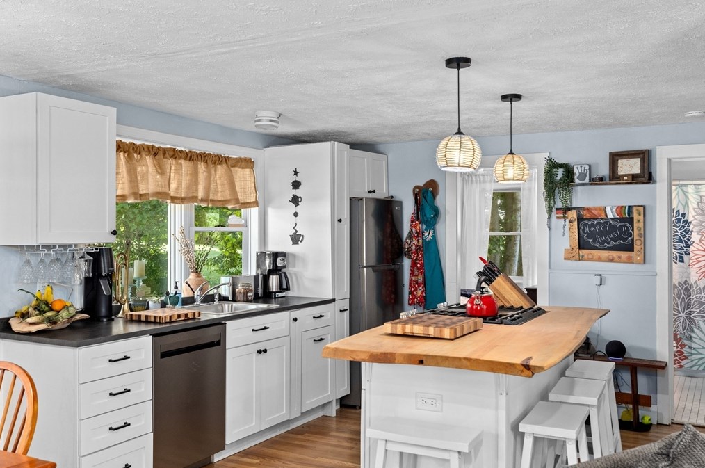 75 Standish Ave, Plymouth MA 02360-4125 exterior