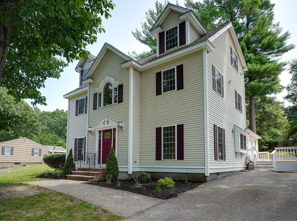 2 Hilltop Dr, Burlington, MA 01803