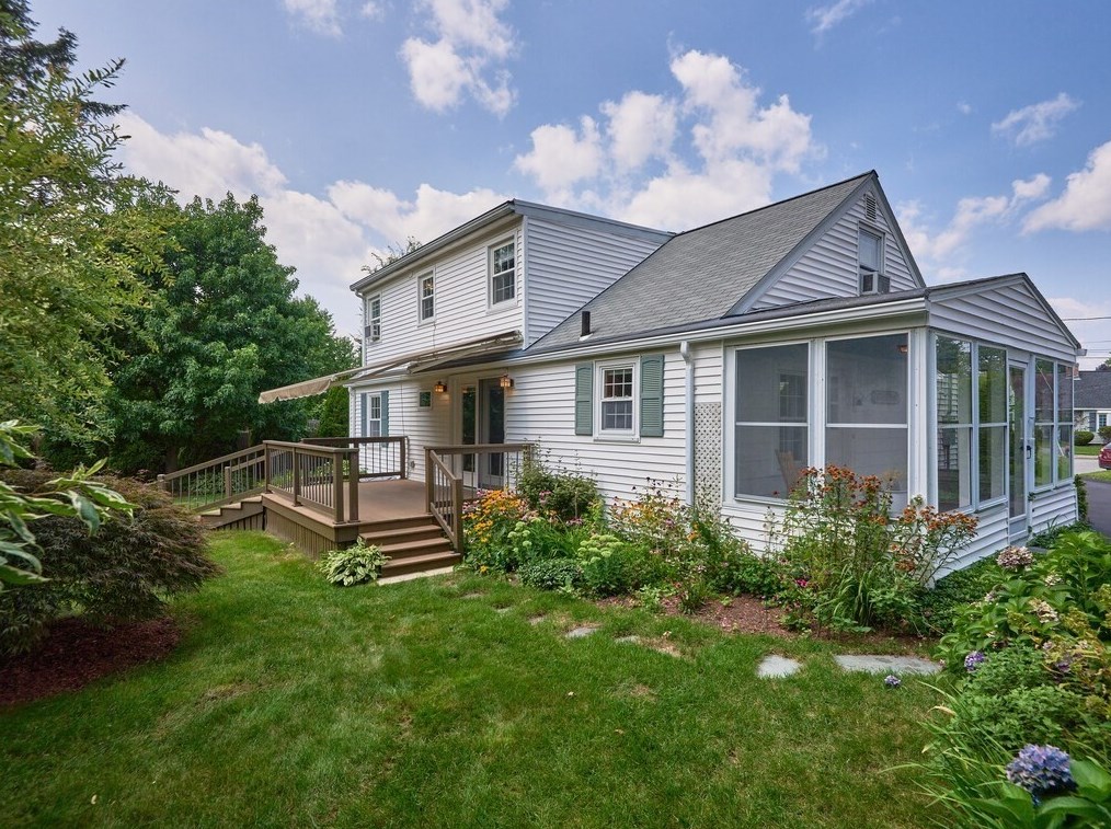 31 Mayflower Cir, Worcester, MA 01606