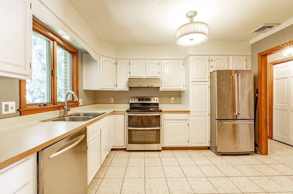 13 Mansion Woods Dr #h, Agawam, MA 01001