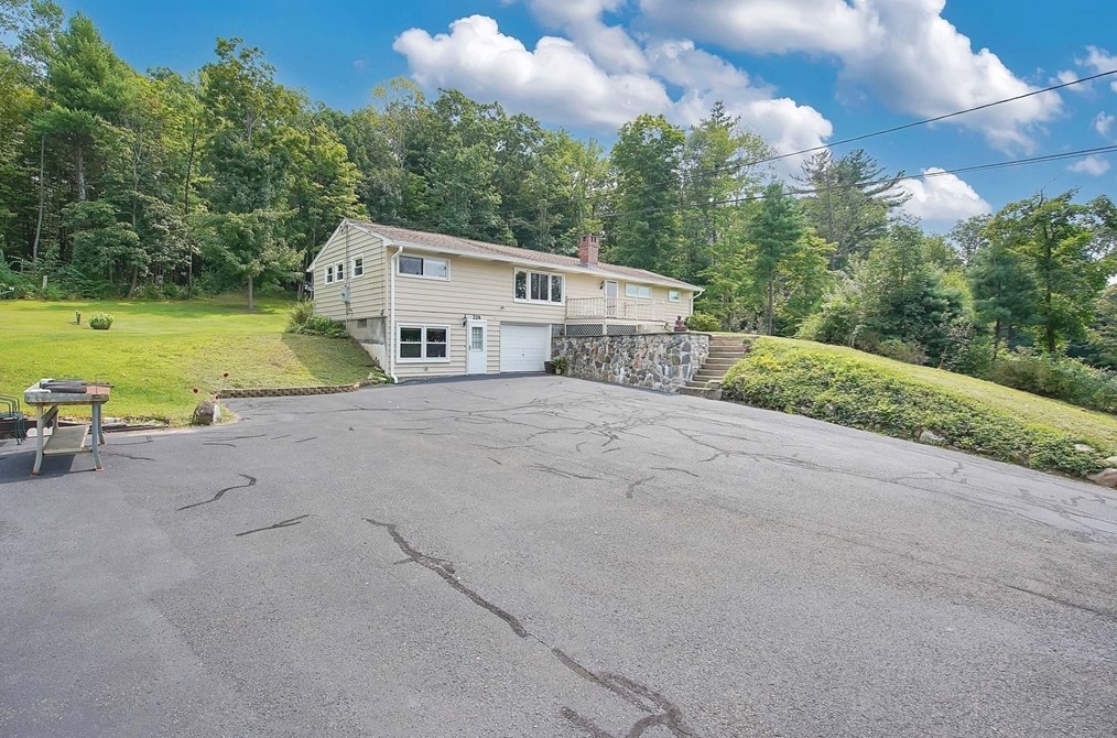 224 College Hwy, Southwick, MA 01077