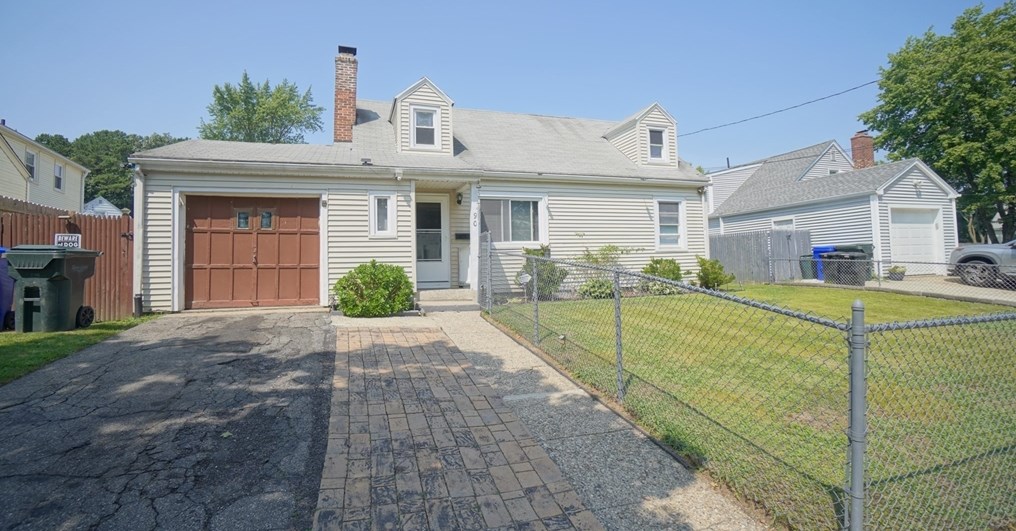 90 Bessemer St, Springfield, MA 01104