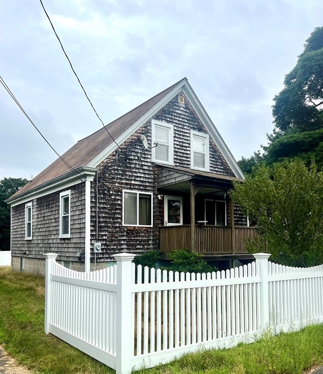 38 Gifford Ave, Dartmouth, MA 02747-2418