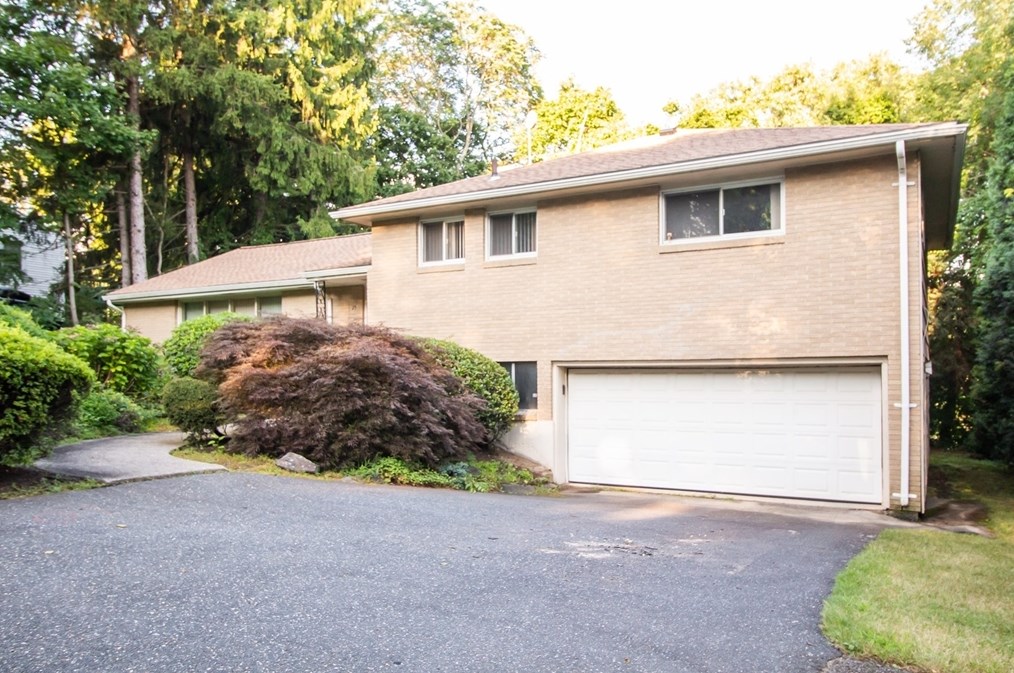 25 Valley Hill Dr, Worcester, MA 01602