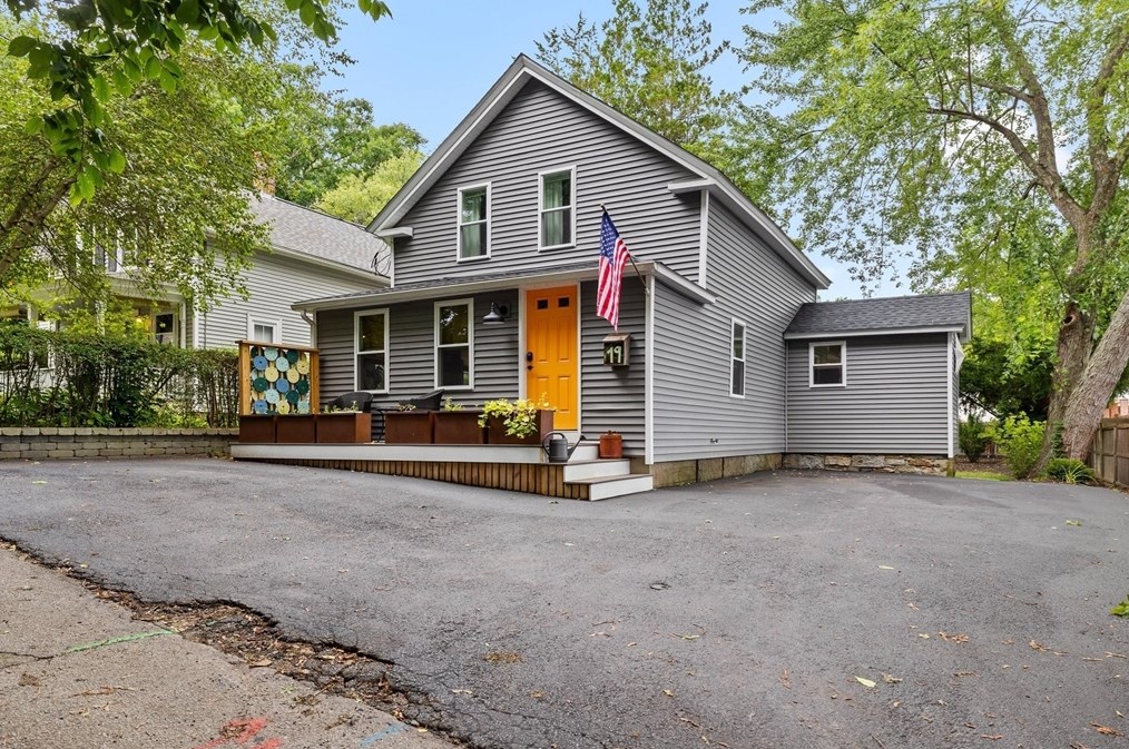 19 Fletcher St, Uxbridge, MA 01569