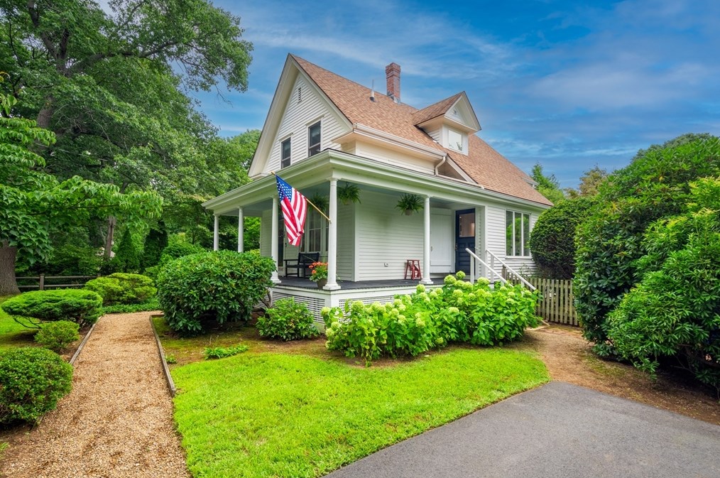 77 Gardner St, Hamilton, MA 01982-1110