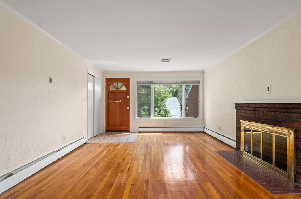 39 Augustus Rd, Waltham, MA 02452