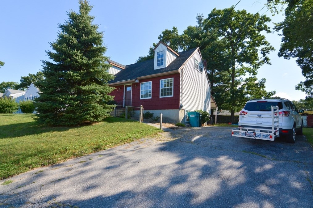 13 Dean St, Hudson, MA 01749