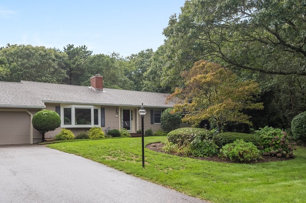 71 Club House Dr, Bourne, MA 02559