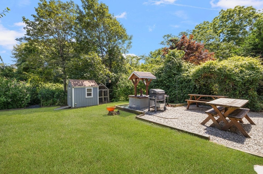 449 Sconticut Nck Rd, Fairhaven MA 02719-1916 exterior