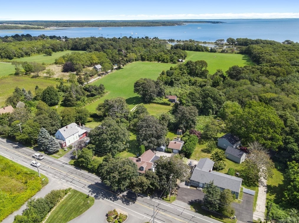 449 Sconticut Nck Rd, Fairhaven MA 02719-1916 exterior