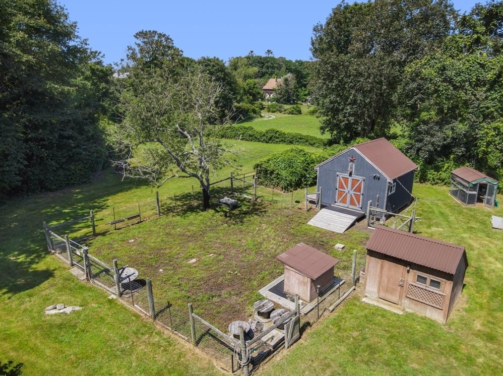 449 Sconticut Nck Rd, Fairhaven MA 02719-1916 exterior