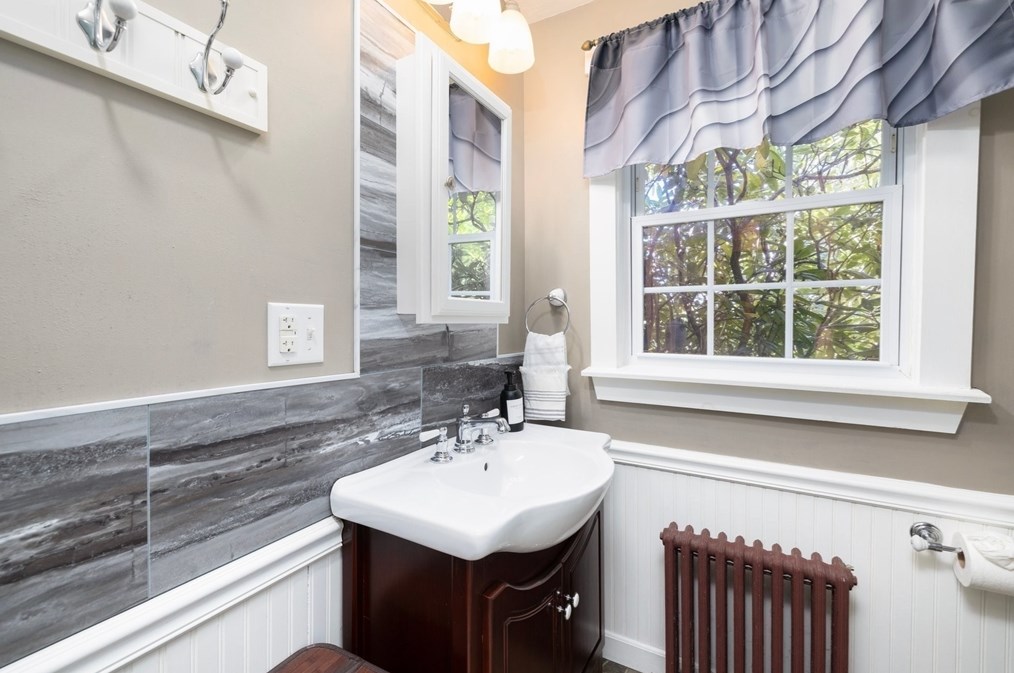 449 Sconticut Nck Rd, Fairhaven MA 02719-1916 exterior