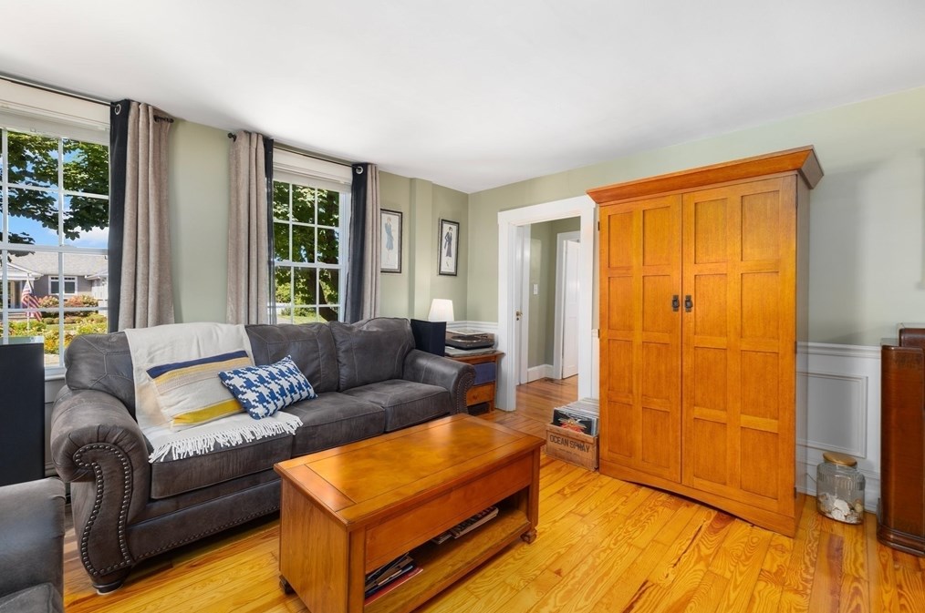 449 Sconticut Nck Rd, Fairhaven MA 02719-1916 exterior