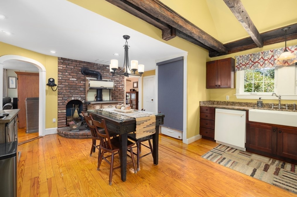 449 Sconticut Nck Rd, Fairhaven MA 02719-1916 exterior