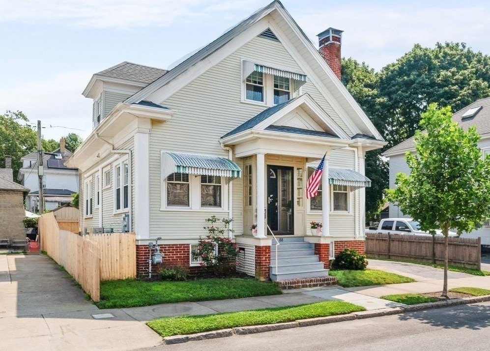 88 Armour St, New Bedford, MA 02740-2404