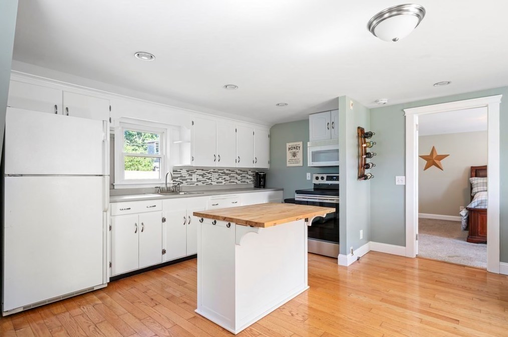 297 Sandwich St, Plymouth MA  02360-6503 exterior