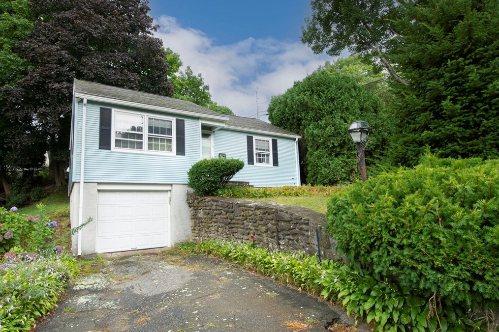 15 Nelson Pl, Worcester, MA 01605 exterior