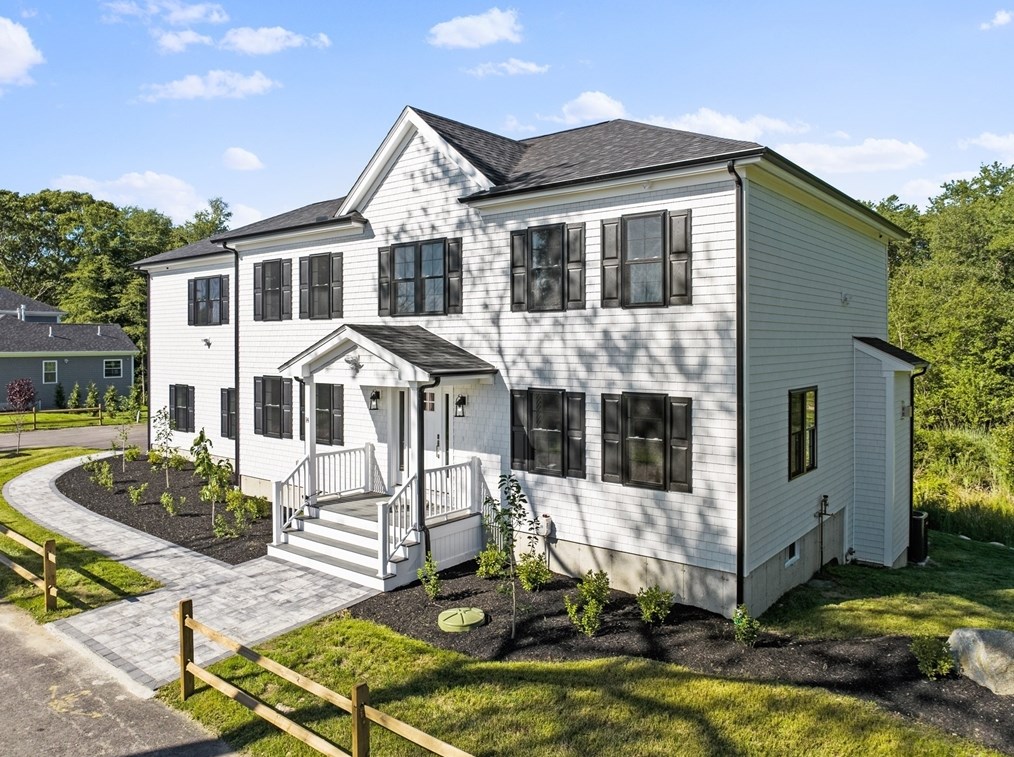 14 Avis St, Dartmouth, MA 02748