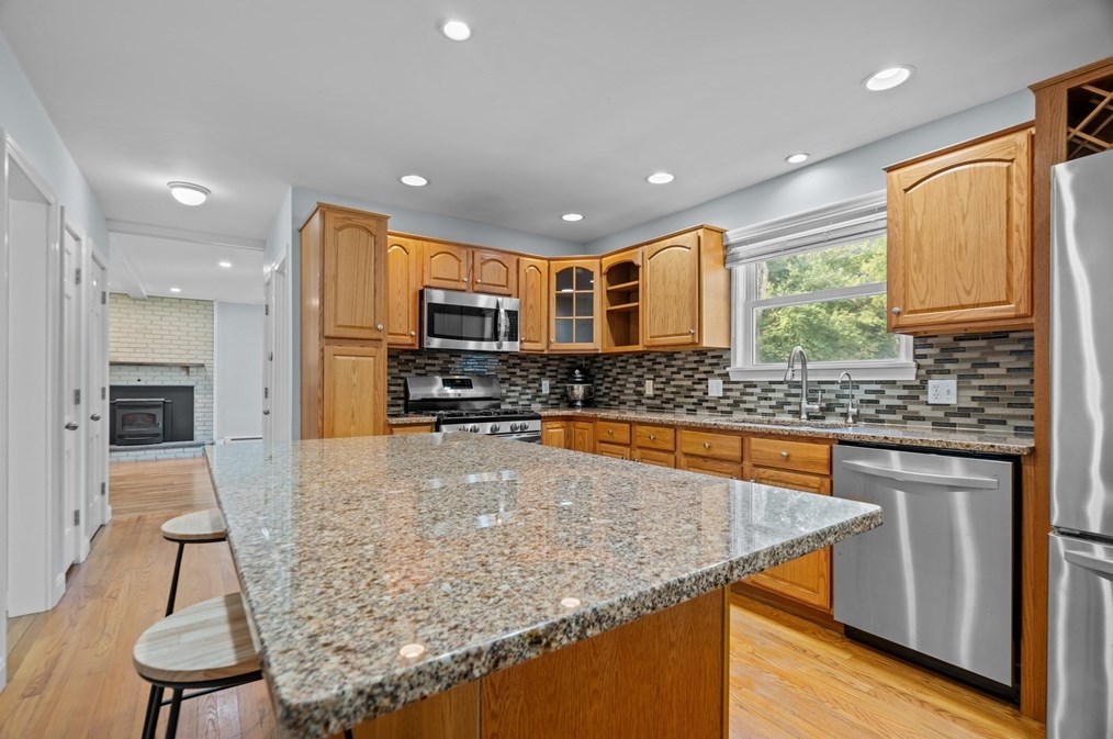 15 Cedar Ave, Swansea, MA 02777-2015