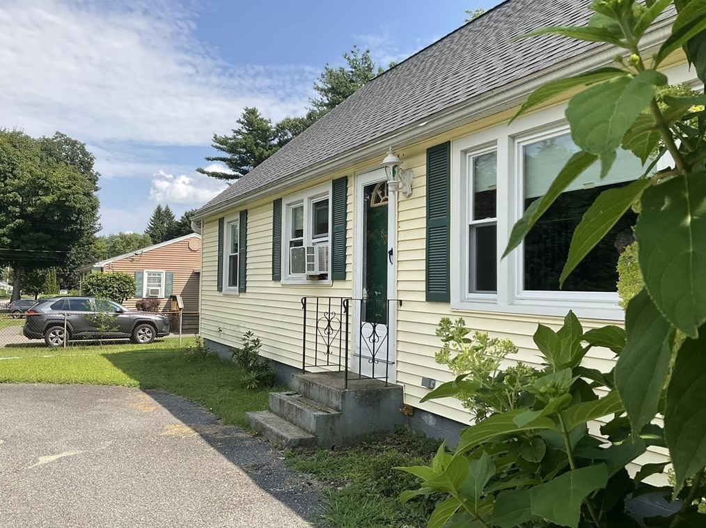 82 Vine St, Fitchburg, MA 01420