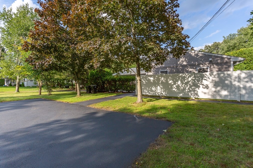 128 Slocum Rd, Dartmouth MA  02747-3900 exterior