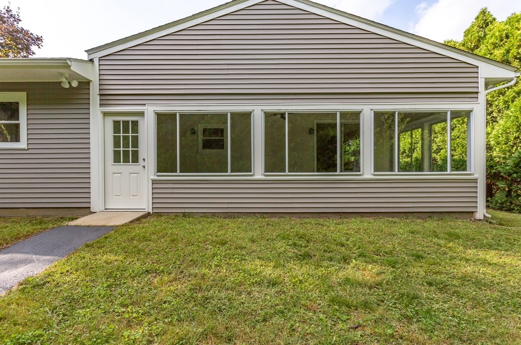 128 Slocum Rd, Dartmouth MA  02747-3900 exterior