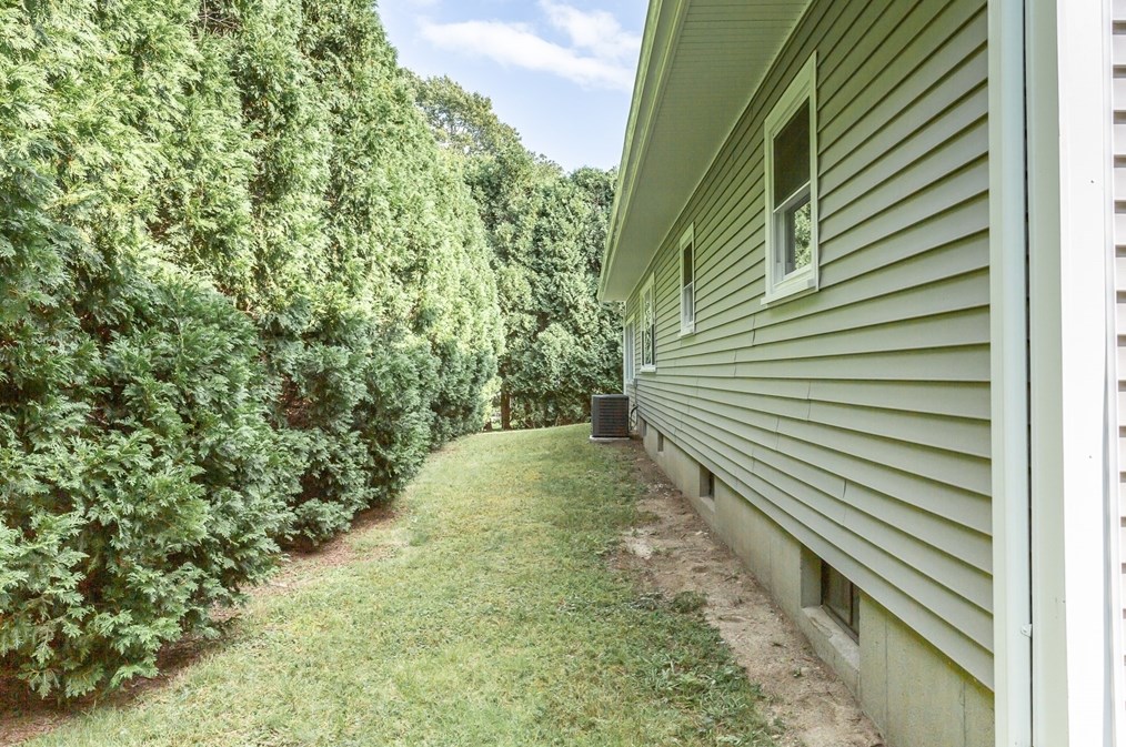 128 Slocum Rd, Dartmouth MA  02747-3900 exterior