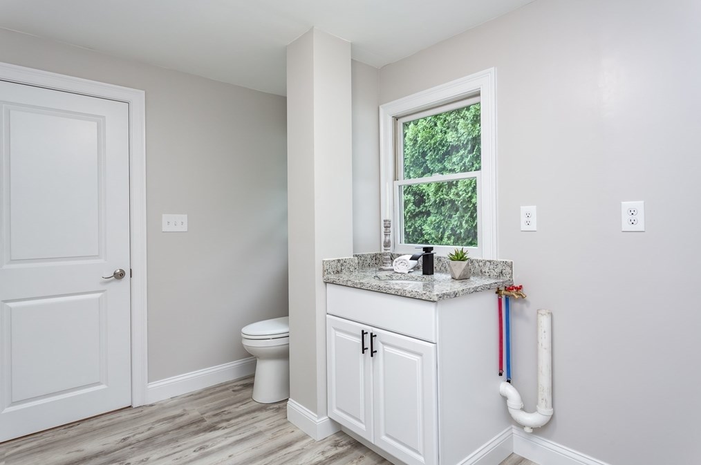 128 Slocum Rd, Dartmouth MA  02747-3900 exterior