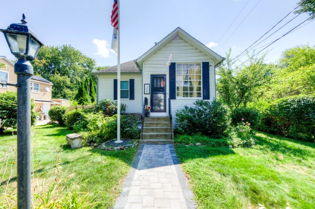 306 Whalom Rd, Lunenburg, MA 01462