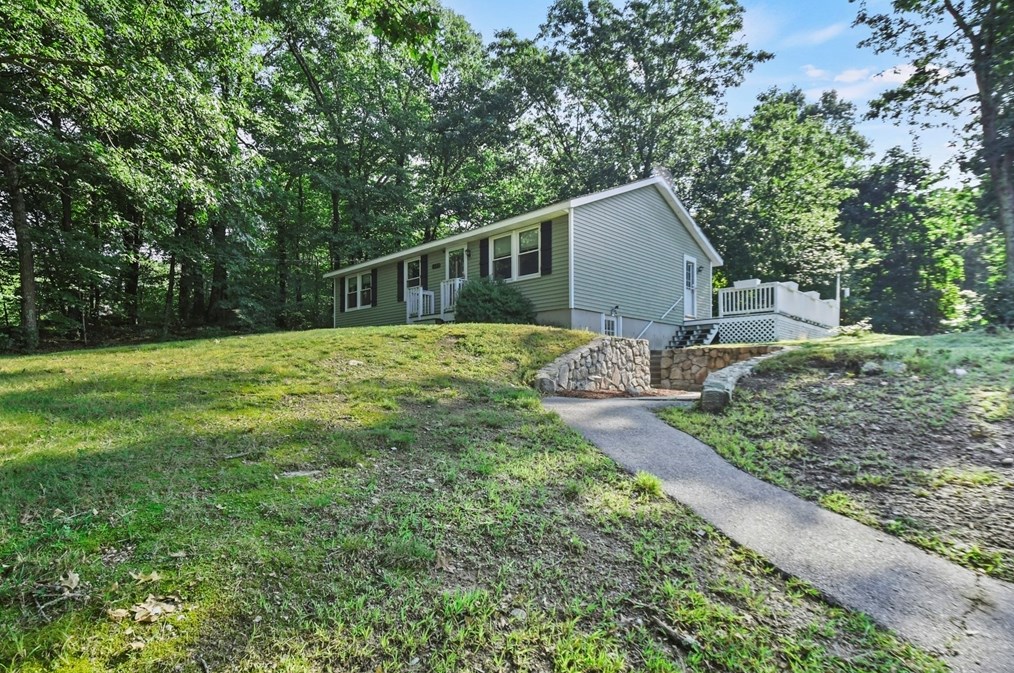 322 High St, Uxbridge, MA 01569