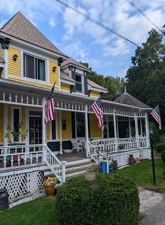 11 Summit Ave, Sturbridge, MA 01518