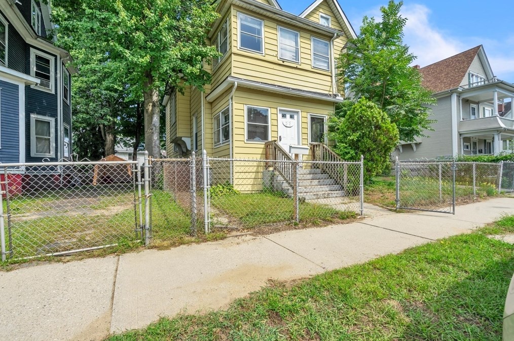 55 Mapledell St, Springfield, MA 01109