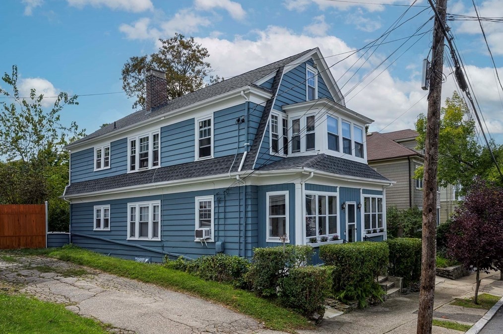 23 Woodbine St, Providence, RI 02919-3678