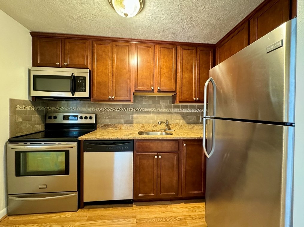 96 Fountain Ln #11, Weymouth, MA 02190