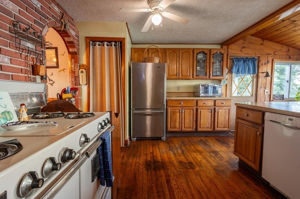 473 Lk Ave, Worcester MA 01604-1367 exterior