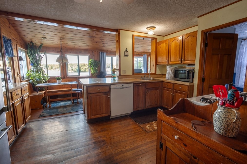 473 Lk Ave, Worcester MA 01604-1367 exterior