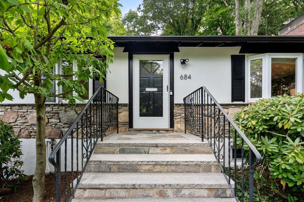 684 Dedham St, Newton, MA 02459