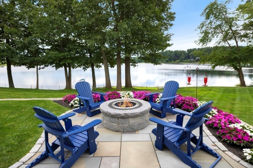 116 Locksley Rd, Lynnfield, MA 01940