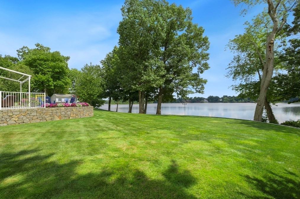 116 Locksley Rd, Lynnfield MA 01940-1414 exterior