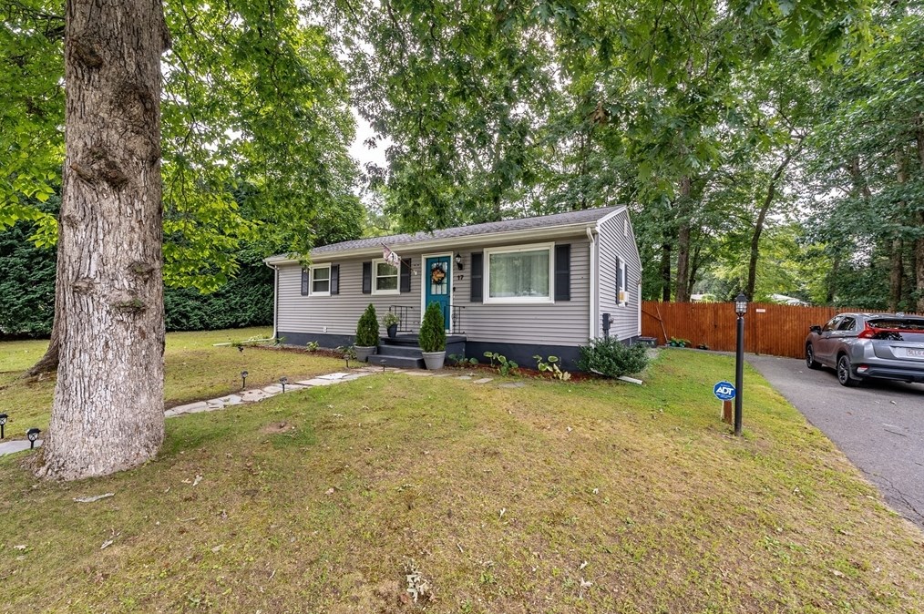 17 Mark St, Springfield, MA 01129