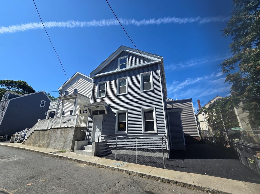 13 Beacon Pl, Chelsea, MA 02150