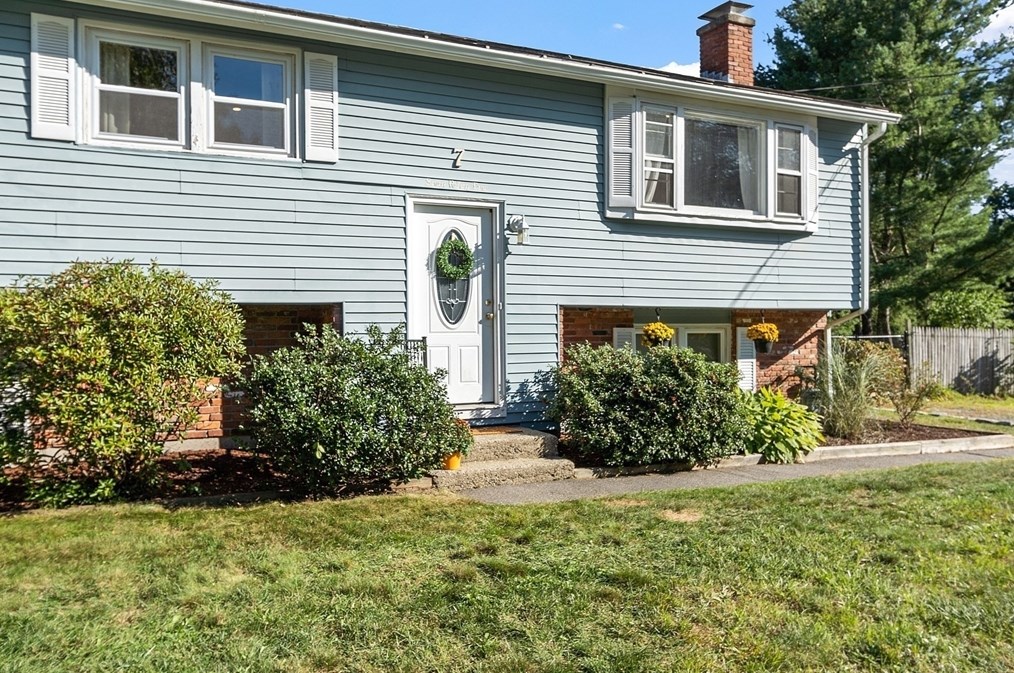 7 Rolling Ln, Hudson, MA 01749