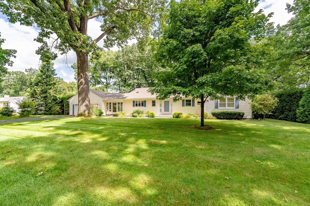 105 Llewellyn Dr, Montgomery, MA 01085
