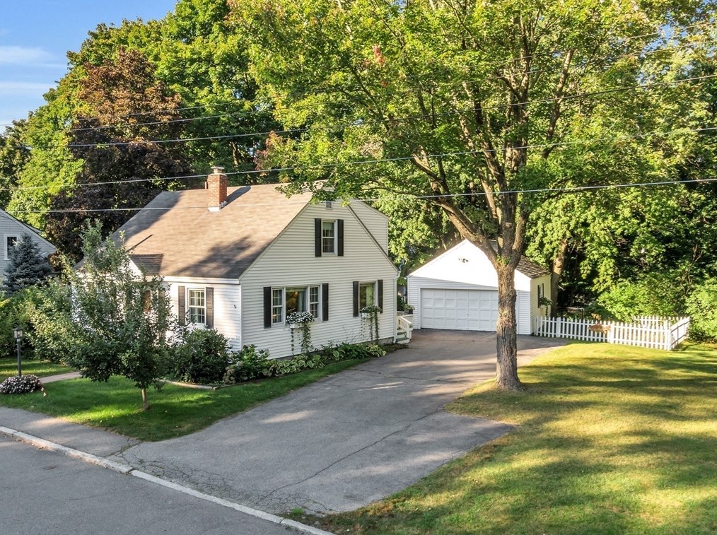 142 Hoyt Ave, Lowell, MA 01852