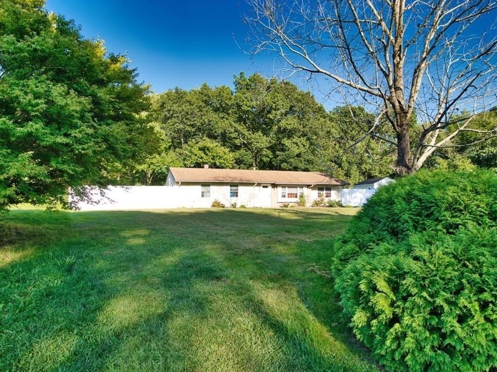 134 Smoke Rise Cir, Swansea, MA 02777 exterior