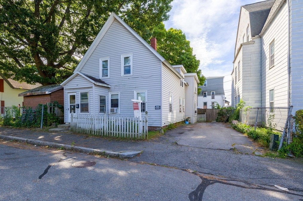 32 Elliot St, Worcester, MA 01605