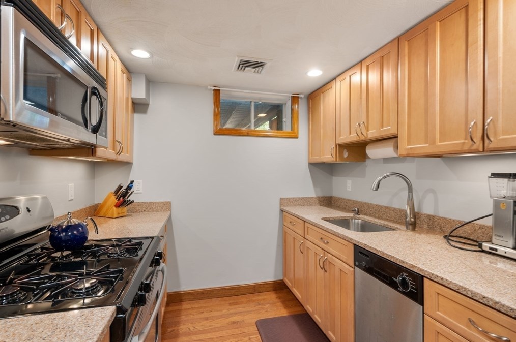 142 Gln St, Malden MA 02148-2415 exterior